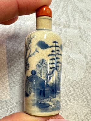 Three Chinese blue and white snuff bottles with landscapes and 'Buddhist Lions', Yongzheng marks, 19th C. — photo 11