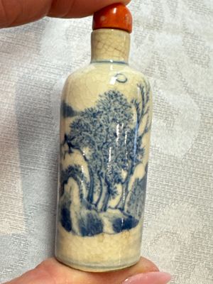 Three Chinese blue and white snuff bottles with landscapes and 'Buddhist Lions', Yongzheng marks, 19th C. — photo 12