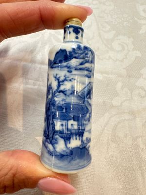 Three Chinese blue and white snuff bottles with landscapes and 'Buddhist Lions', Yongzheng marks, 19th C. — photo 16