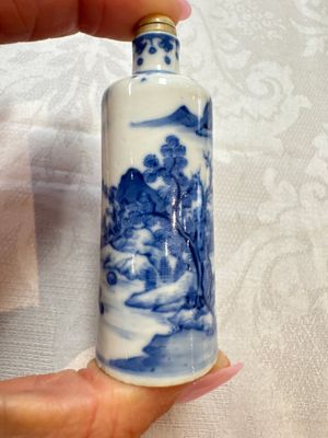 Three Chinese blue and white snuff bottles with landscapes and 'Buddhist Lions', Yongzheng marks, 19th C. — photo 17