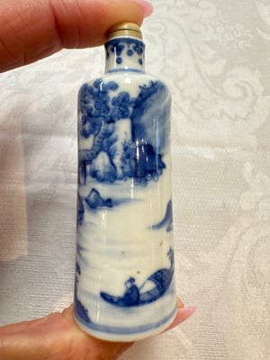 Three Chinese blue and white snuff bottles with landscapes and 'Buddhist Lions', Yongzheng marks, 19th C. — photo 18