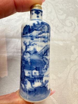 Three Chinese blue and white snuff bottles with landscapes and 'Buddhist Lions', Yongzheng marks, 19th C. — photo 19