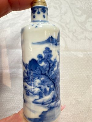 Three Chinese blue and white snuff bottles with landscapes and 'Buddhist Lions', Yongzheng marks, 19th C. — photo 20