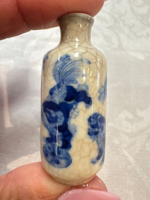 Three Chinese blue and white snuff bottles with landscapes and 'Buddhist Lions', Yongzheng marks, 19th C. — photo 2