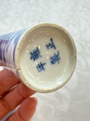 Three Chinese blue and white snuff bottles with landscapes and 'Buddhist Lions', Yongzheng marks, 19th C. — photo 21