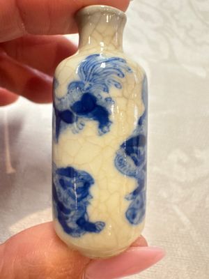 Three Chinese blue and white snuff bottles with landscapes and 'Buddhist Lions', Yongzheng marks, 19th C. — photo 3