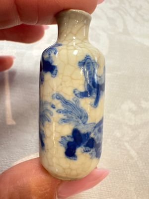 Three Chinese blue and white snuff bottles with landscapes and 'Buddhist Lions', Yongzheng marks, 19th C. — photo 4