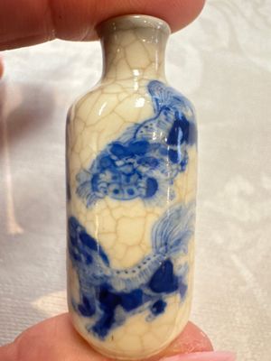 Three Chinese blue and white snuff bottles with landscapes and 'Buddhist Lions', Yongzheng marks, 19th C. — photo 5
