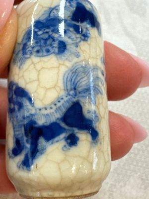 Three Chinese blue and white snuff bottles with landscapes and 'Buddhist Lions', Yongzheng marks, 19th C. — photo 6