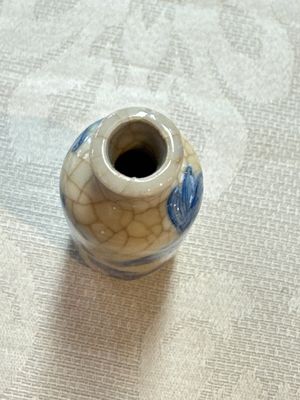 Three Chinese blue and white snuff bottles with landscapes and 'Buddhist Lions', Yongzheng marks, 19th C. — photo 7