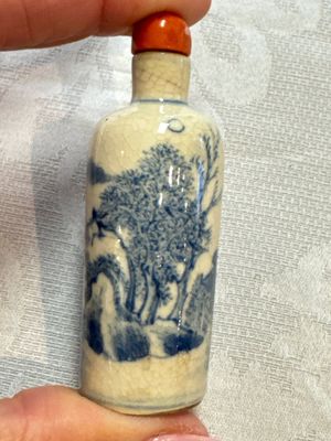 Three Chinese blue and white snuff bottles with landscapes and 'Buddhist Lions', Yongzheng marks, 19th C. — photo 9