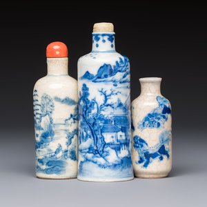 Three Chinese blue and white snuff bottles with landscapes and 'Buddhist Lions', Yongzheng marks, 19th C. — photo 1