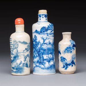 Three Chinese blue and white snuff bottles with landscapes and 'Buddhist Lions', Yongzheng marks, 19th C. — photo 2