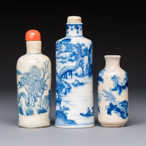 Three Chinese blue and white snuff bottles with landscapes and 'Buddhist Lions', Yongzheng marks, 19th C. — photo 3