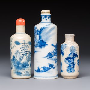 Three Chinese blue and white snuff bottles with landscapes and 'Buddhist Lions', Yongzheng marks, 19th C. — photo 4
