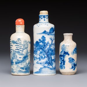 Three Chinese blue and white snuff bottles with landscapes and 'Buddhist Lions', Yongzheng marks, 19th C. — photo 5