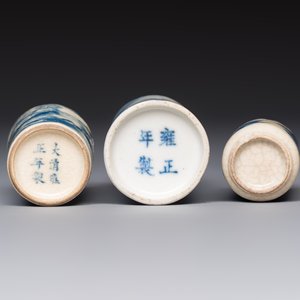 Three Chinese blue and white snuff bottles with landscapes and 'Buddhist Lions', Yongzheng marks, 19th C. — photo 7