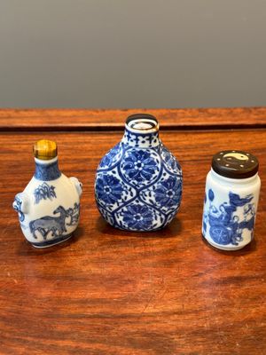 Three Chinese blue and white snuff bottles, Yongzheng mark, 19th C. — 照片 1
