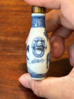 Three Chinese blue and white snuff bottles, Yongzheng mark, 19th C. — 照片 15