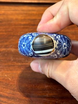 Three Chinese blue and white snuff bottles, Yongzheng mark, 19th C. — 照片 25