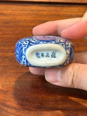Three Chinese blue and white snuff bottles, Yongzheng mark, 19th C. — 照片 26