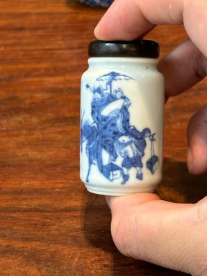 Three Chinese blue and white snuff bottles, Yongzheng mark, 19th C. — 照片 4