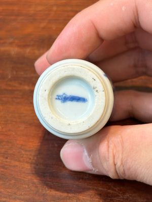 Three Chinese blue and white snuff bottles, Yongzheng mark, 19th C. — 照片 9