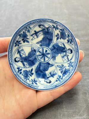 Three Chinese blue and white teapots, a cup and a saucer, Kangxi — foto 1