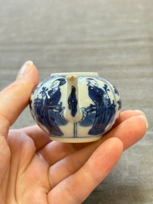 Three Chinese blue and white teapots, a cup and a saucer, Kangxi — foto 11