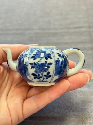 Three Chinese blue and white teapots, a cup and a saucer, Kangxi — foto 12