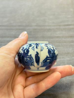 Three Chinese blue and white teapots, a cup and a saucer, Kangxi — foto 13