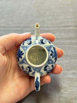 Three Chinese blue and white teapots, a cup and a saucer, Kangxi — foto 14
