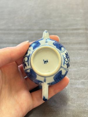 Three Chinese blue and white teapots, a cup and a saucer, Kangxi — foto 15