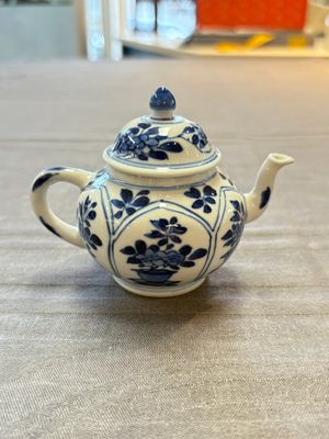 Three Chinese blue and white teapots, a cup and a saucer, Kangxi — foto 18