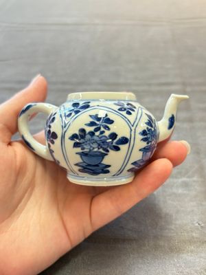 Three Chinese blue and white teapots, a cup and a saucer, Kangxi — foto 19
