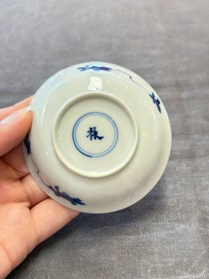 Three Chinese blue and white teapots, a cup and a saucer, Kangxi — foto 2