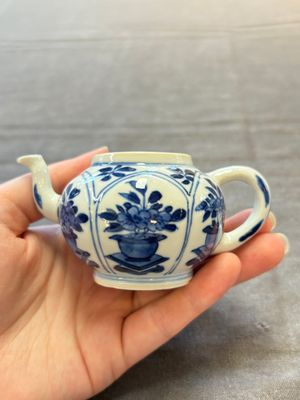 Three Chinese blue and white teapots, a cup and a saucer, Kangxi — foto 21