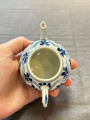 Three Chinese blue and white teapots, a cup and a saucer, Kangxi — foto 23