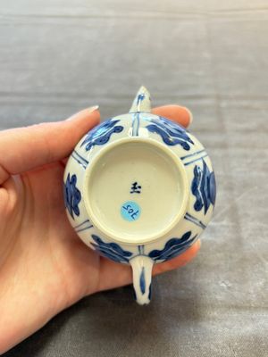 Three Chinese blue and white teapots, a cup and a saucer, Kangxi — foto 24