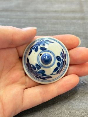 Three Chinese blue and white teapots, a cup and a saucer, Kangxi — foto 25