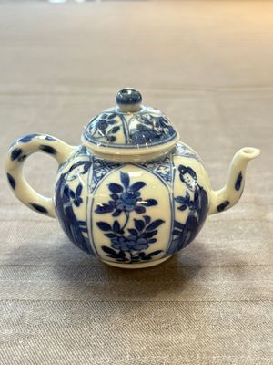 Three Chinese blue and white teapots, a cup and a saucer, Kangxi — foto 27