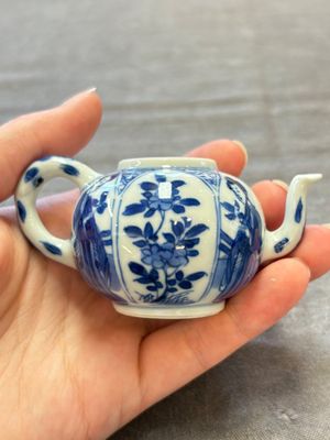 Three Chinese blue and white teapots, a cup and a saucer, Kangxi — foto 28