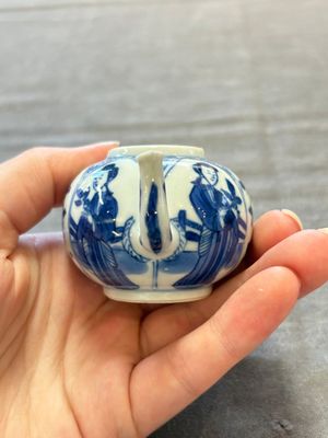Three Chinese blue and white teapots, a cup and a saucer, Kangxi — foto 29