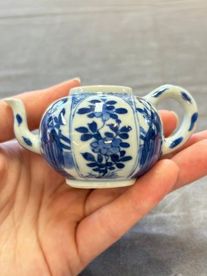 Three Chinese blue and white teapots, a cup and a saucer, Kangxi — foto 30