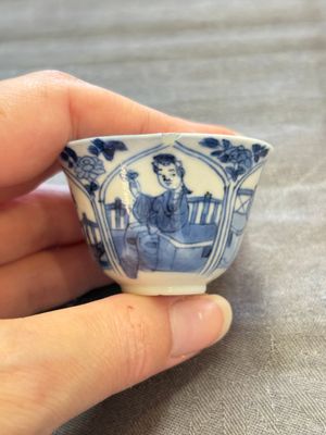 Three Chinese blue and white teapots, a cup and a saucer, Kangxi — foto 3