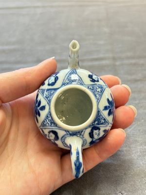 Three Chinese blue and white teapots, a cup and a saucer, Kangxi — foto 32