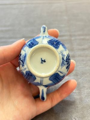 Three Chinese blue and white teapots, a cup and a saucer, Kangxi — foto 33