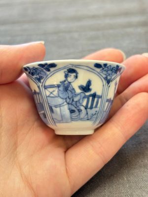 Three Chinese blue and white teapots, a cup and a saucer, Kangxi — foto 4