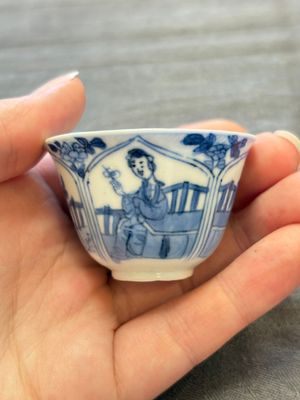 Three Chinese blue and white teapots, a cup and a saucer, Kangxi — foto 5