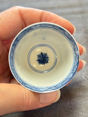 Three Chinese blue and white teapots, a cup and a saucer, Kangxi — foto 7